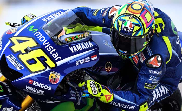 Foto yang diambil pada 27 Oktober 2017 ini menampilkan pembalap Italia dari tim Movistar Yamaha Valentino Rossi dalam sesi latihan kedua MotoGP Malaysia di sirkuit Sepang International di Sepang. Pembalap legendaris tersebut mengatakan pada Selasa (7/11) bahwa ia akan memutuskan masa depannya tahun depan, namun masih tetap membalap hingga usia lebih dari 40. (foto:mohd rasfan/afp)