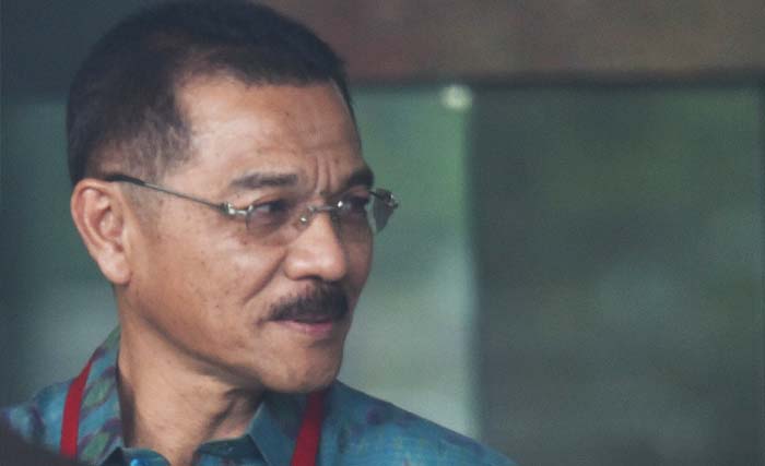 Mantan Mendagri Gamawan Fauzi  tiba di Gedung KPK untuk menjalani pemeriksaan di Jakarta, Rabu 8 November. Gamawan diperiksa terkait kasus dugaan korupsi KTP Elektronik. (foto:akbar nugroho/antara) 
