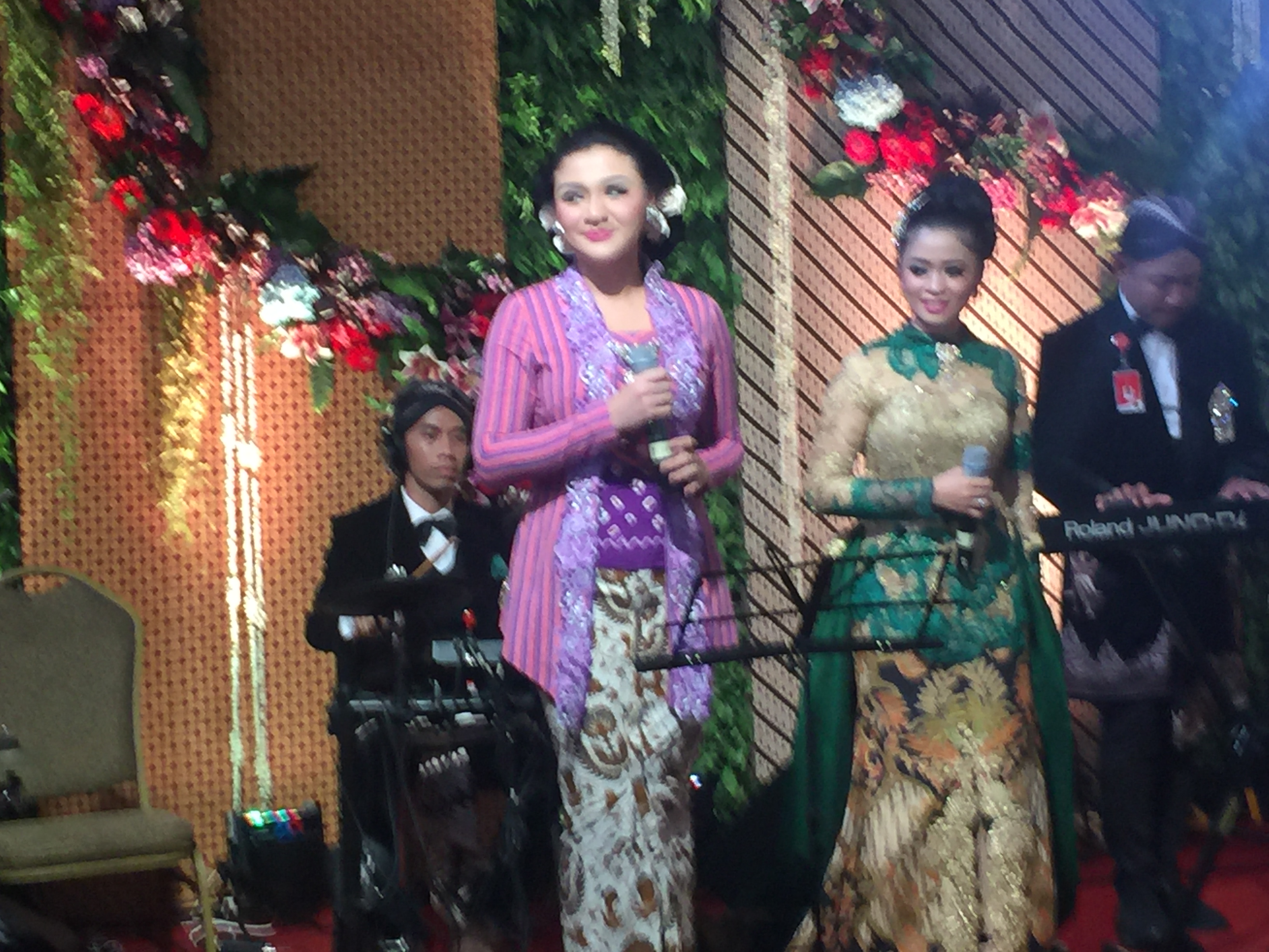 Penyanyi Vicky Soe menyanyi di Jokowi Mantu
