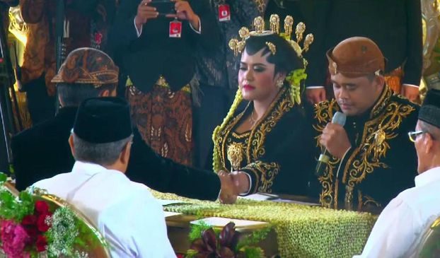 IJAB QOBUL: Suasana akad nikah putri Presiden Joko Widodo di Solo. KH Said Aqil Siroj, baju putih. (foto:ngopibareng.id)