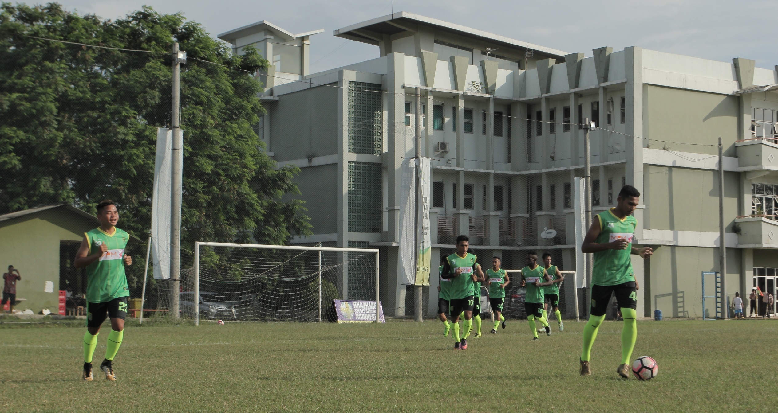 Proses latihan para pemain Persebaya Surabaya di wilayah Tambun Selatan, Bekasi, kemarin sore. (foto: Persebaya)