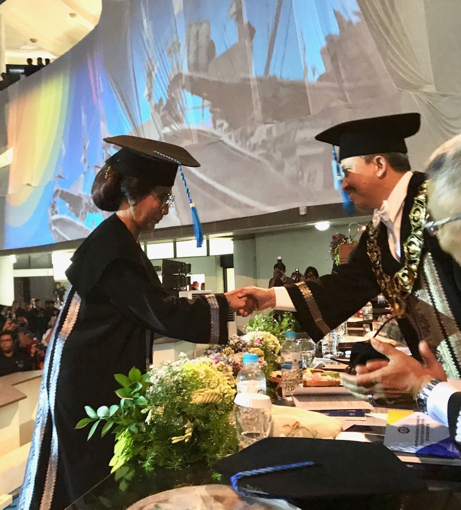 Menteri Kelautan dan Perikanan RI Susi Pudjiastuti menerima gelar Doktor Honoris Causa (HC) dari ITS Kamis, 10 November 2017. 