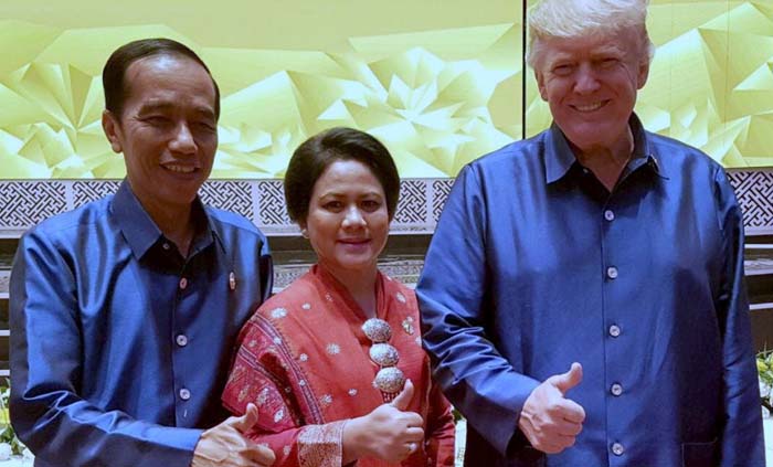  Presiden Jokowi, Ibu Negara Iriana dan Presiden AS Donald Trump foto bersama di sela-sela acara Gala Dinner Konferensi Tingkat Tinggi Asia Pacific Economic Cooperation ( KTT APEC) di Sheraton Resort Da Nang hari Jumat 10 November malam. (foto: antara/afp)