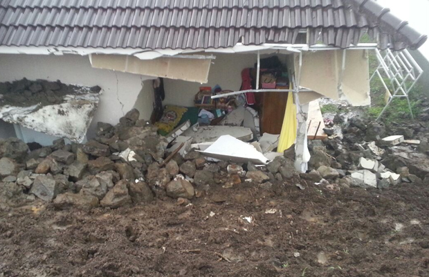 Longsor menerjang perumahan Joyogrand Inside, Kelurahan Merjosari, Kecamatan Lowokwaru. (Foto: BNPB)