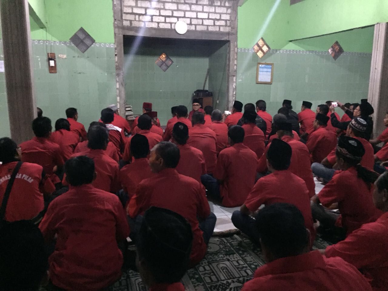 Cawagub Abdullah Azwar Anas saat memimpin Sholat Isyak bersama para kader PDI Perjuangan, Minggu (12/11).
