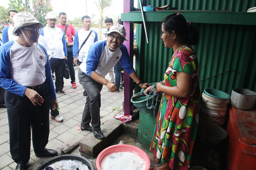 Wagub Jatim Saifullah Yusuf (Gus Ipul) ketika berbincang dengan istri nelayan Kenjeran (14/11). Foto : ngopibareng.id