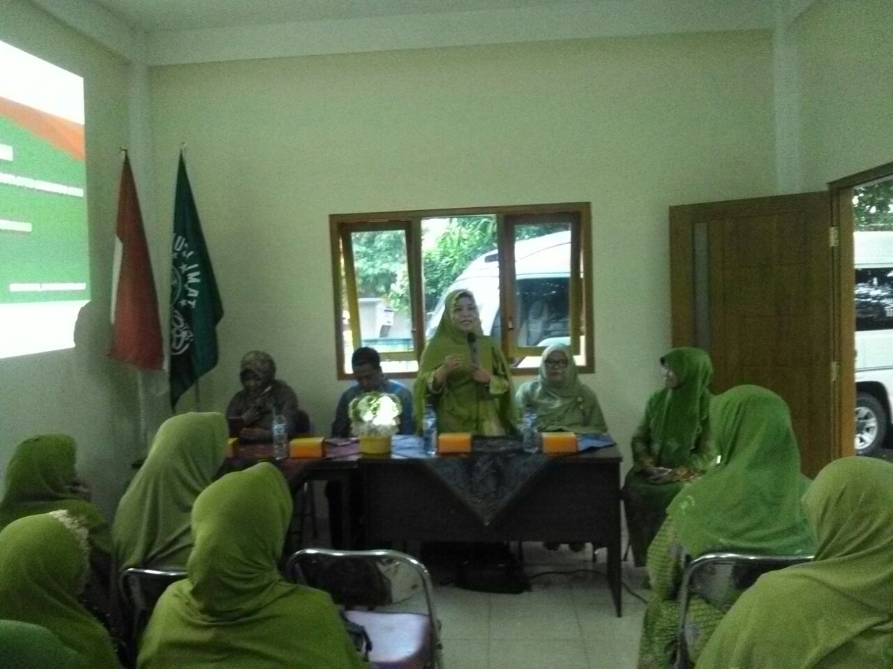 SEMANGAT: Para ibu PC Muslimat NU Situbondo ketika berkunjung ke PC Muslimat NU Semarang. (foto: ist)