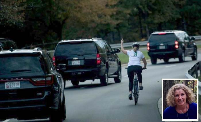 Juli Briskmanmengangkat jari tengahnya saat iring-iringan mobil Presiden Trump lewat, 28 Oktober lalu, di Virginia. Inzet, Juli Briskman. (foto:eurweb.com)