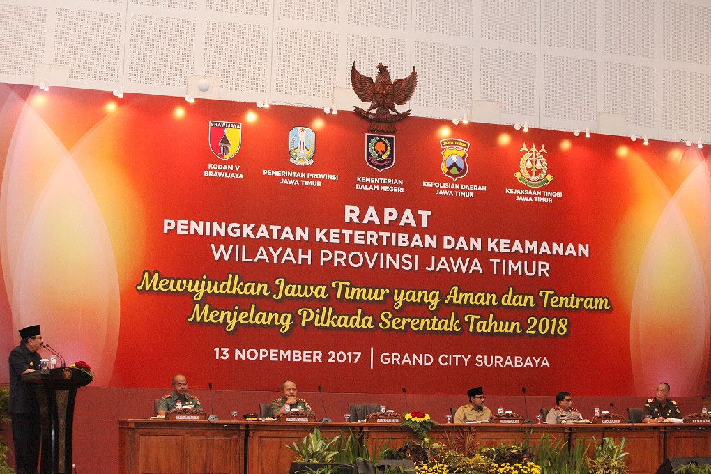 Pakde Karwo da n Gus Ipul pada acara Rapat Peningkatan Ketertiban dan Keamanan Wilayah Provinsi Jatim, di Grand City Convex, Surabaya, Senin, 13 November 2017.
