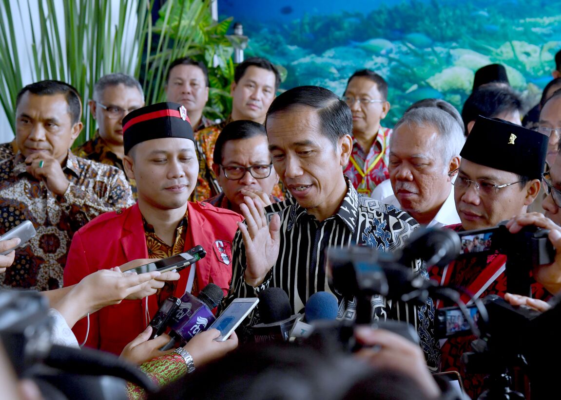 Presiden Jokowi usai menghadiri kongres Gerakan Mahasiswa Nasional Indonesia, di Manado, Sulawesi Utara pada Rabu, 15 November 2017. (Foto: Biro Pers Setpres)