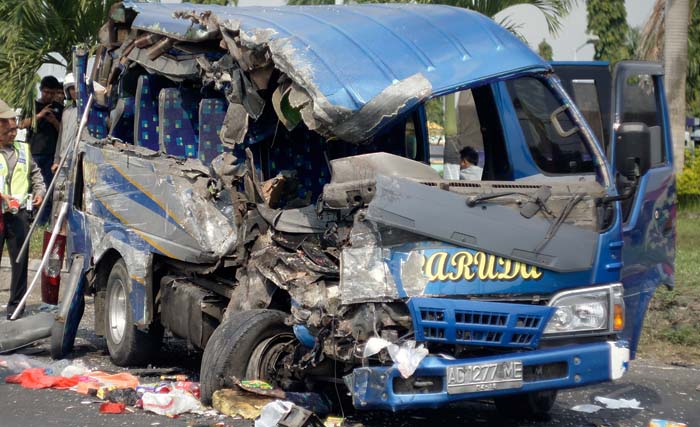 Salah satu kecelakaan di Jawa Timur yang menelan korban meninggal. (foto: dokumentasi)