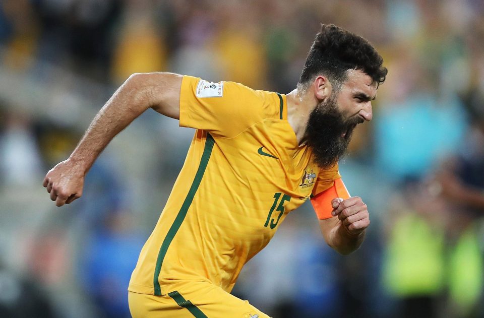 Mile Jedinak memborong tiga gol sekaligus meloloskan Australia ke Piala Dunia 2018. 