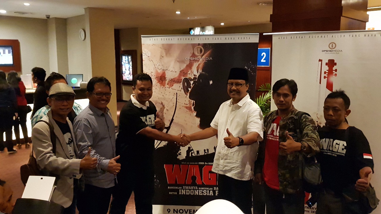 Gus Ipul bersama aktor pemeran film Wage, Surabaya, 15 November 2017. (Foto: farid)
