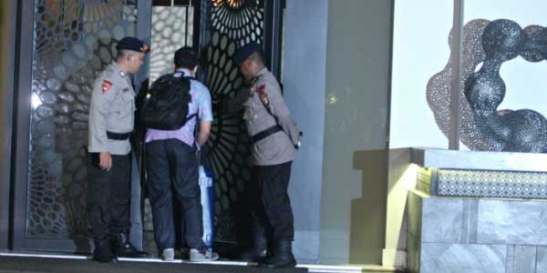 Penyidik KPK membawa koper kedalam kediaman Setya Novanto. 