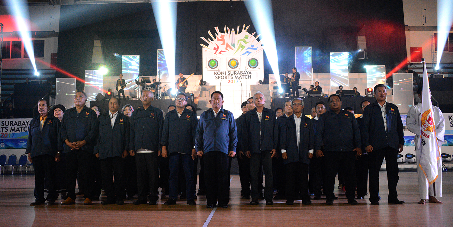 Pengurus Komite Olahraga Nasional Indonesia (KONI) Surabaya, malam ini dilantik oleh Ketua harian KONI Jatim, M Nabil, di DBL Arena, Surabaya, Rabu 15 November 2017. (foto: hrs/ngopibareng.id)