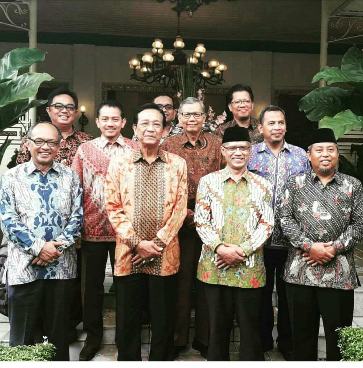 BERBUDAYA: Sultan Hamengku Buwono X bersama PP Muhammadiyah, dipimpin Haedar Nashir. (foto: ist)