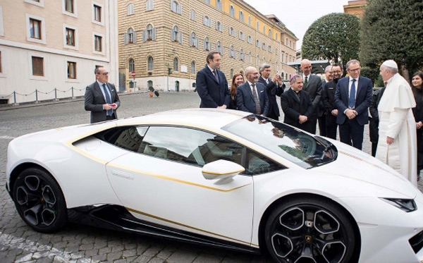 Paus Fransiskus menerima hadiah supercar Lamborghini di Lapangan Santo Petrus, Vatikan, hari Rabu 15 November kemarin. (foto: afp)