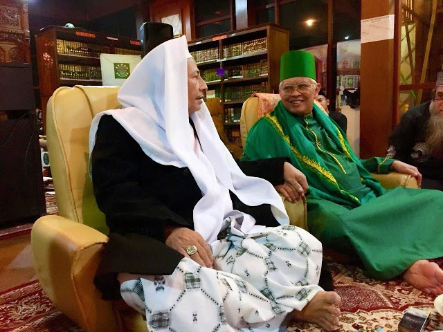 BERKUNJUNG: Abah Habib Luthfi bin Yahya bersama Abah Muhammad Gaos Saifullah Maslul. (foto: ist)