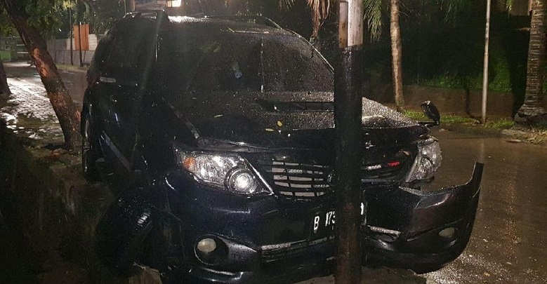 Mobil yang ditumpangi Setya Novanto sesaat setelah mengalami kecelakaan. (Foto: detik)