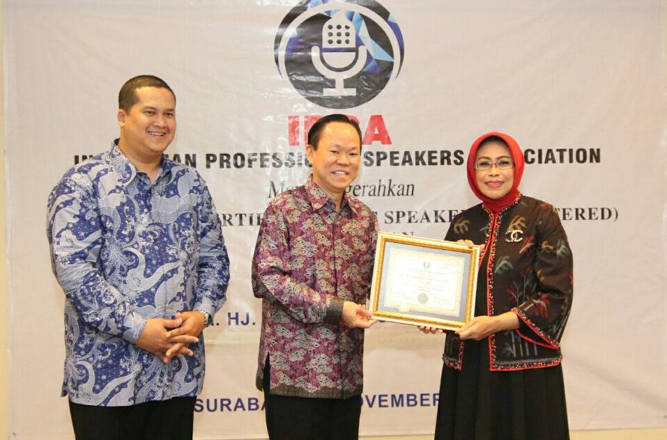 Istri Wakil Gubernur Jawa Timur, Dra. Hj. Fatma Saifullah Yusuf ketika menerima penghargaan Certified Public Speaker kehormatan dari Indonesian Professional Speaker Association (IPSA).
