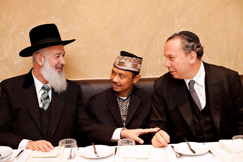 DAKWAH: Syamsi Ali bersama sejumlah tokoh agama di Amerika Serikat. (foto: ist)