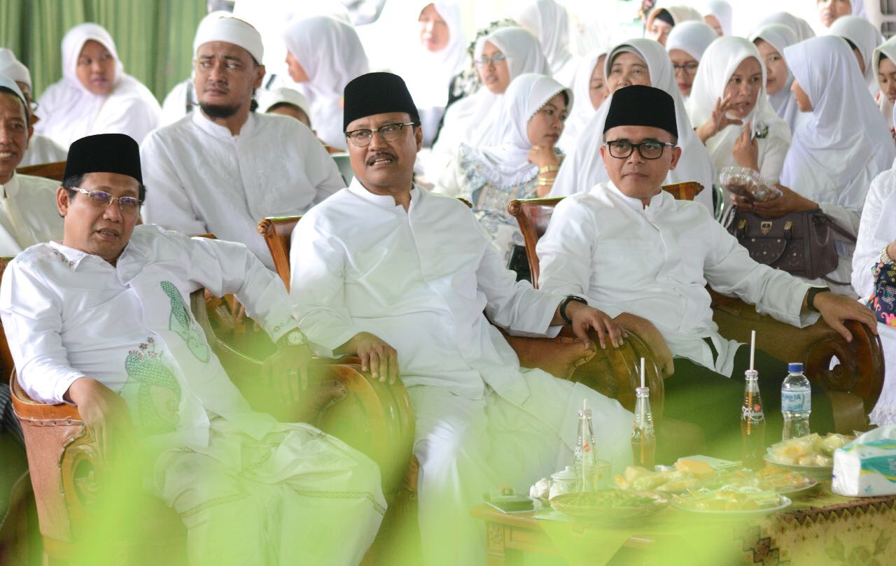 (Dari Kiri) Abd Halim Iskandar, Saifullah Yusuf dan Abdullah Azwar Anas ketika menghadiri ikrar Bu Nyai di pesantren Wali Songo, Situbondo (19/11).