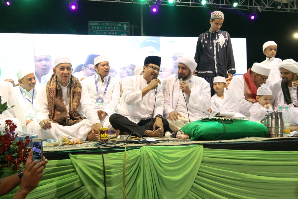 BERSHALAWAT: Wagub Jatim H Saifullah Yusuf dan Habib Syekh bin Abdul Qodir Assegaf dalam Jawa Timur Bershalawat. (foto: dok ngopibareng.id)bersama