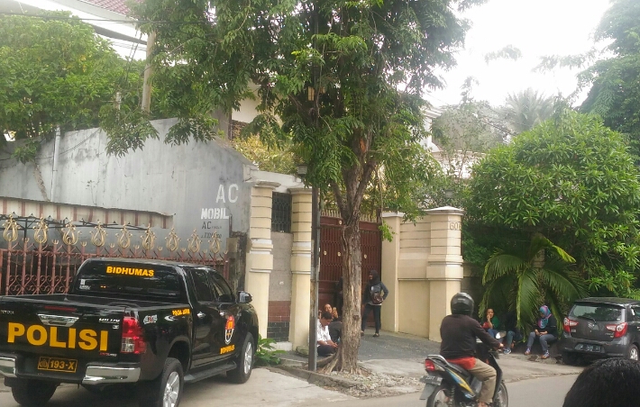 Suasana rumah Gunawan Angka Widjaja di Jalan Tidar yang digeledah Polda Jatim, siang ini