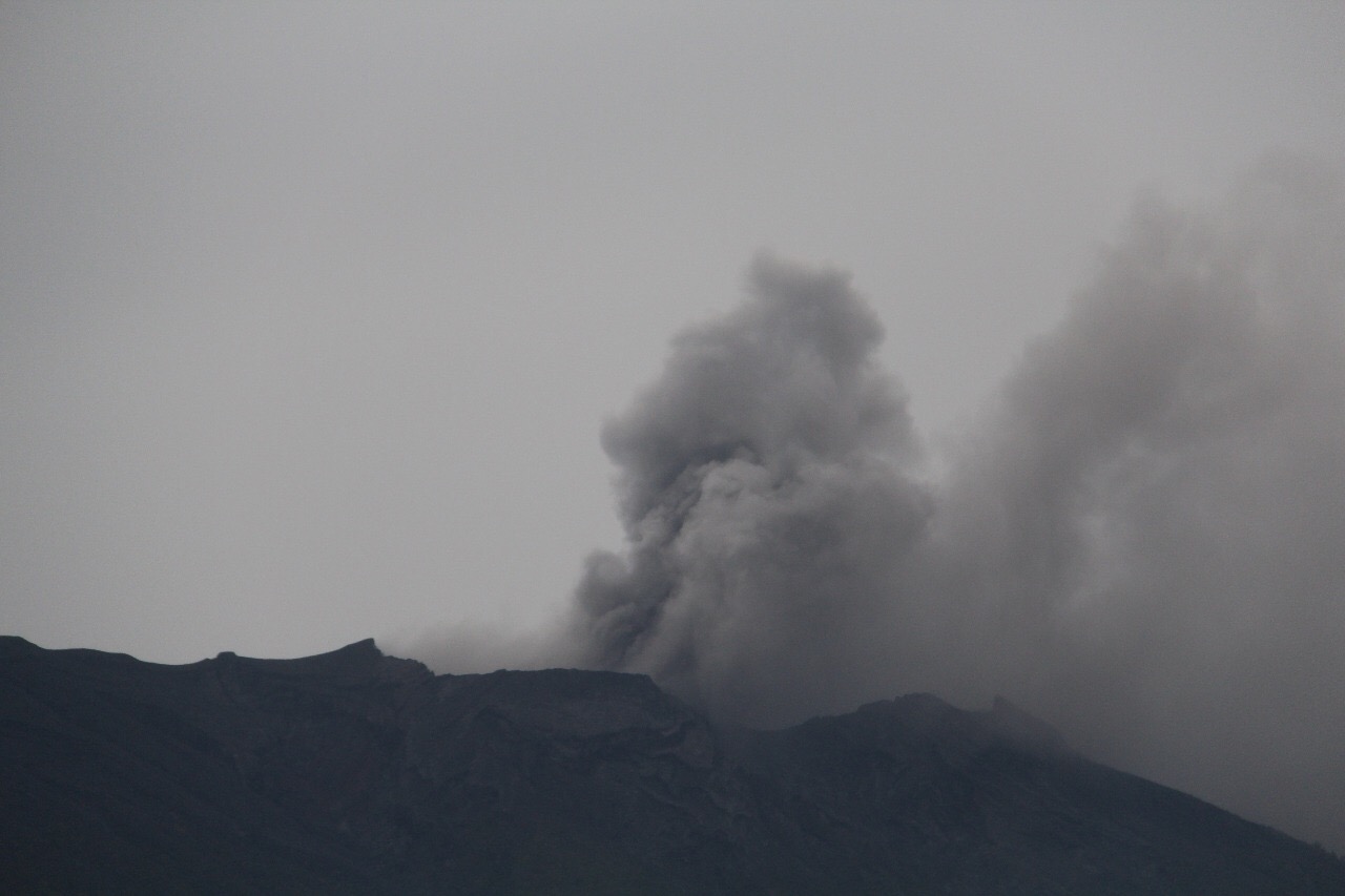 Gunung Agung Meletus. Foto : BNPB