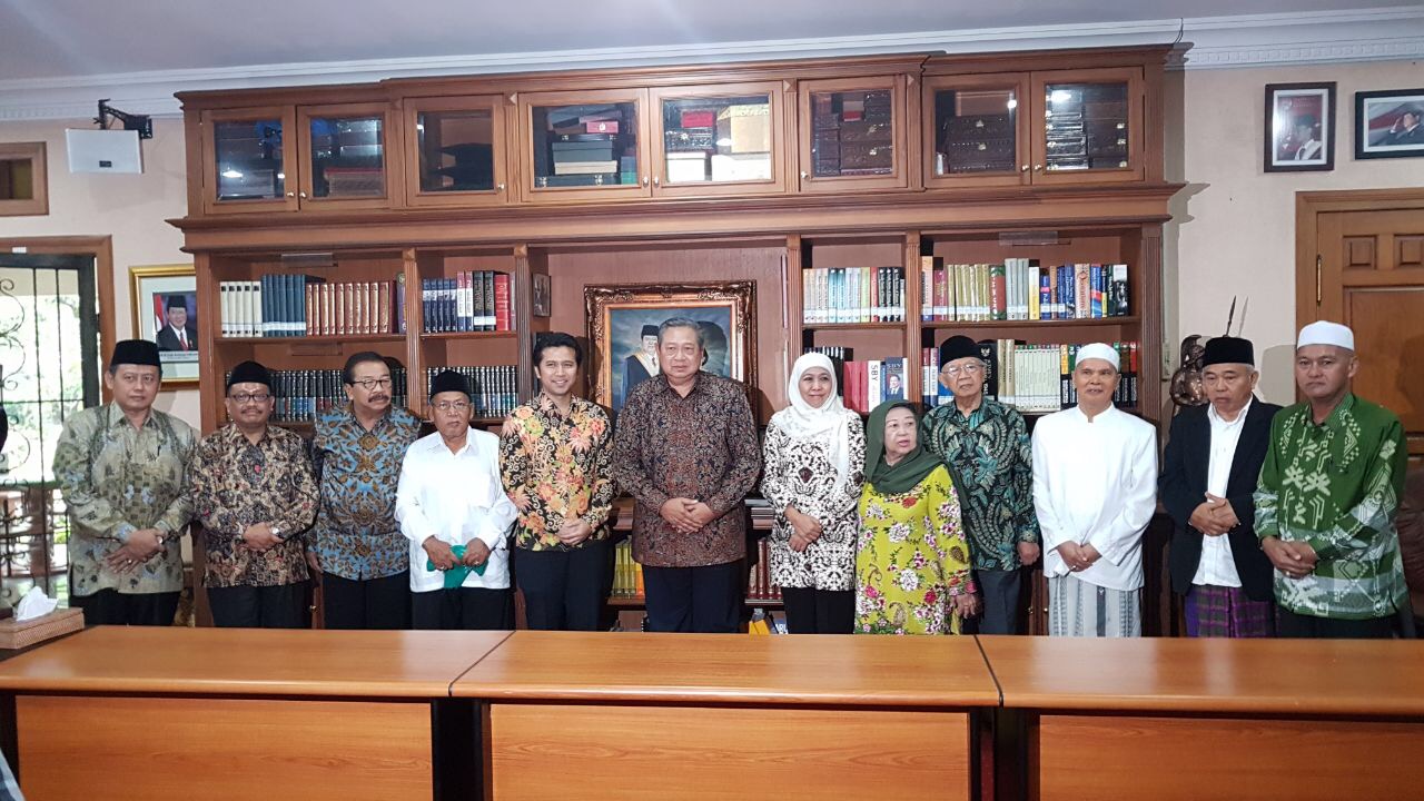 Khofifah, Emil Dardak dan Tim 9 mengapit Ketua Umum Partai Demokrat, Susilo Bambang Yudhoyono. (Foto: Istimewa)