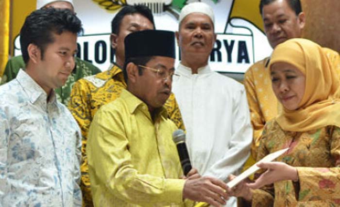 Khofifah Indar Parawangsa menerima surat mandat dari Plt. Ketua Umum DPP Partai Golkar disaksikan Emil Dardak (kanan), di kantor DPP Partai Golkar di Slipi Jakarta hari Rabu 22 November 2017. (foto:jpnn com)