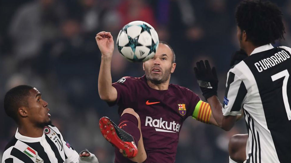Dua pemain Juventus menghadang kapten Barcelona Iniesta dalam laga lanjutan Liga Champoins yang berakhir imbang 0-0, dini hari tadi.  