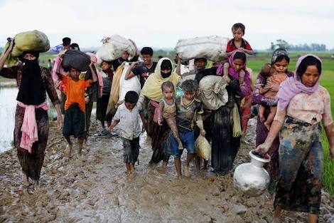 Para pengungsi Rohingnya meninggalkan kampung halamannya untuk mengungsi. Foto : Istimewa