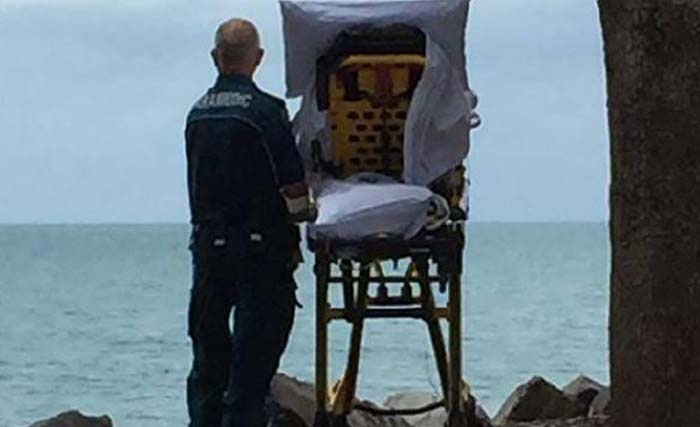 Kru ambulan sedang membawa seorang pasien bersama tandunya, ke pantai di Teluk Harvey, Queensland, Australia hari Kamis 23 November. (foto: queensland ambulance)