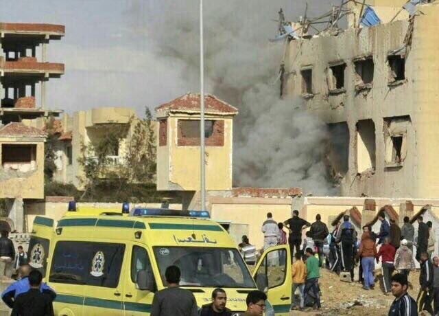 Ledakan bom dan serangan bersenjata di sebuah masjid di Sinai, Mesir. Para pelaku meledakkan bom dan melepaskan tembakan ke arah jemaah yang baru menunaikan ibadah salat Jumat, 24 November 2018. (Foto: Prees TV Breaking)