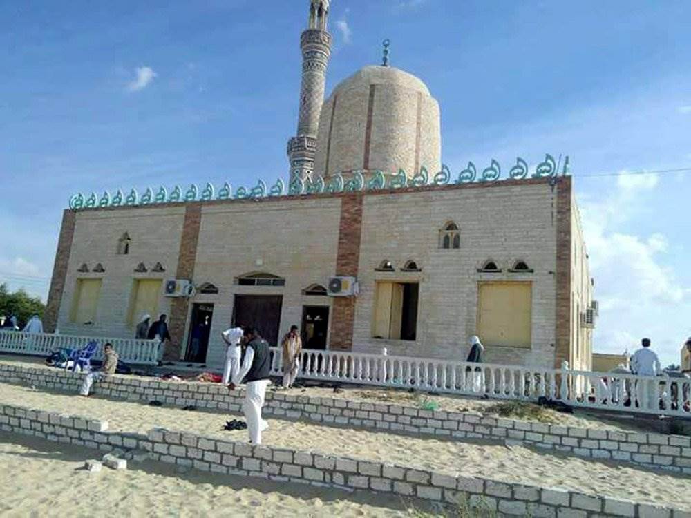 Ledakan bom dan serangan bersenjata di sebuah masjid di Sinai, Mesir. Para pelaku meledakkan bom dan melepaskan tembakan ke arah jemaah yang baru menunaikan ibadah salat Jumat, 24 November 2018. (Foto: Reuters)