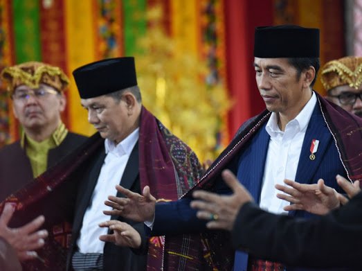 Presiden Joko Widodo tampak mengikuti alunan musik dengan menari tor-tor dalam prosesi manortor di puncak pesta adat pernikahan Kahiyang Ayu dan Bobby Nasution di Medan, Sumatera Utara, Sabtu, 25 november 2017. (Foto: Istimewa)