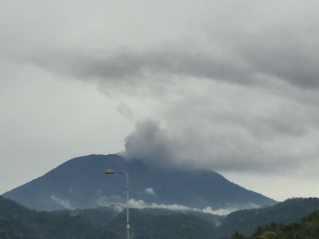 Gunung Agung menyemburkan abu vulkanik pada erupsi kedua sekitar pukul 17.30 Wita setelah sebelumnya mengalami letusan freatik pada Selasa, 21 November lalu. (Foto: PVMBG)