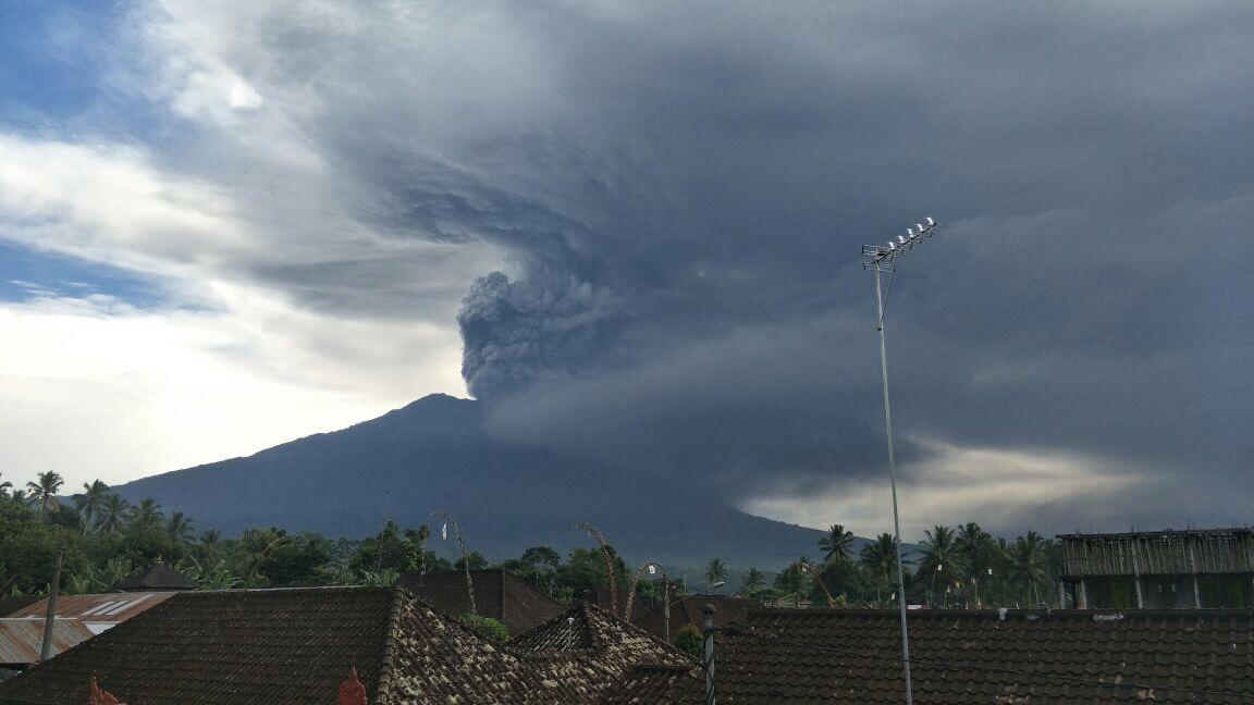 Erupsi Gunung Agung, Minggu (26/11). Foto : BNPB