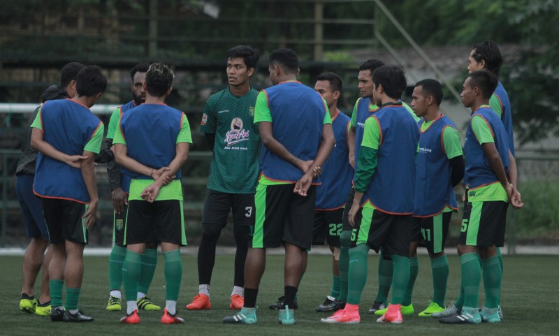 Pemain Persebaya Surabaya saat Latihan di Bandung.