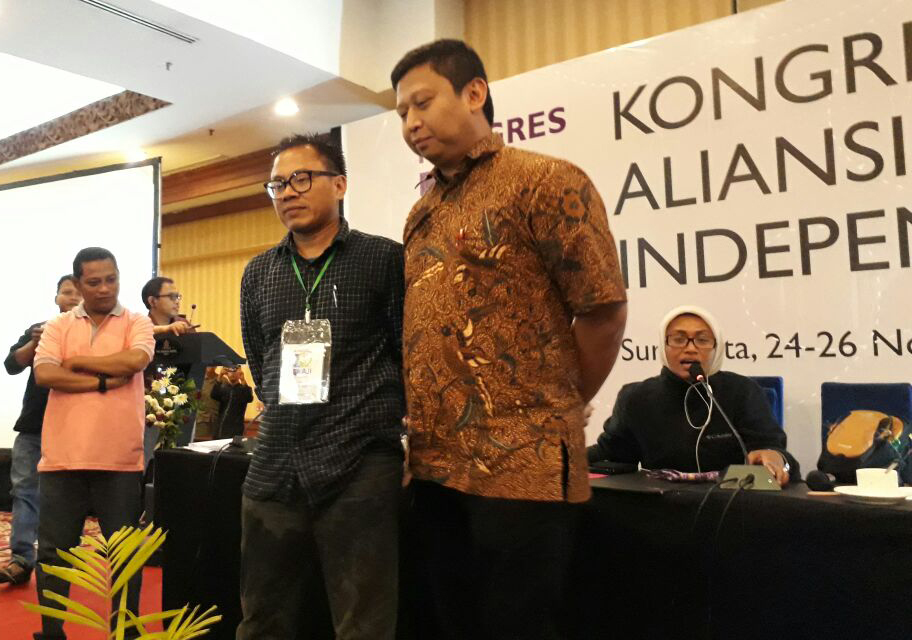 Abdul Mana (kiri) dan Revolusi Riza (kanan) terpilih menjadi Ketua dan Sekretaris Jenderal Aliansi Jurnalis Independen (AJI). Pasangan ini terpilih secara aklamasi dalam kongres AJI di Solo, Senin 27 November 2017. (foto: dokumentasi)