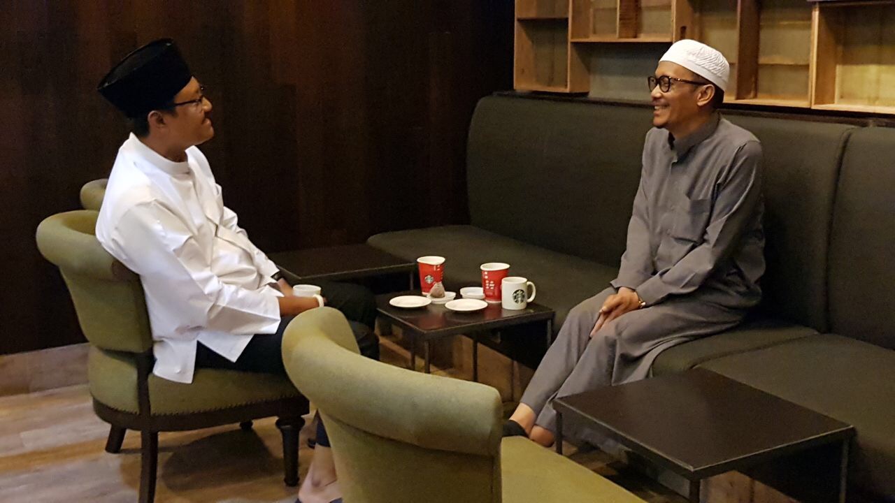 Wagub Jatim Saifullah Yusuf (kiri) ketika berbincang dengan Mantan Bupati Probolinggo Hasan Aminuddin, Selasa (28/11). Foto : Ngopibareng.id