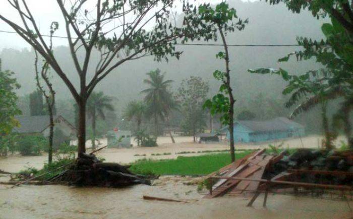 Banjir bandang rendam sejumlah daerah di  Pacitan.