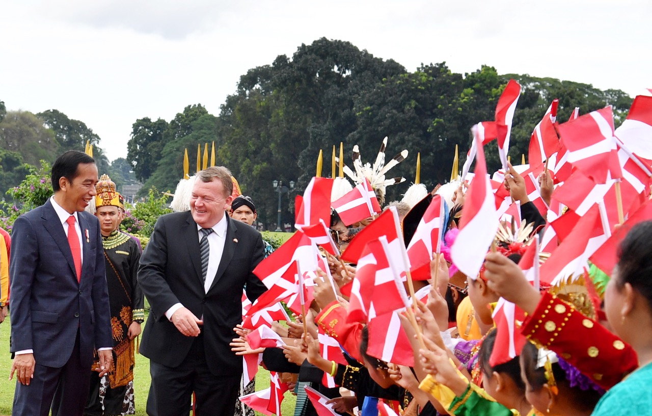 Sejumlah pelajar SD asal Kota Bogor menyambut kedatangan PM Rasmussen dan Ibu Solrun Løkke Rasmussen di halaman Istana Kepresidenan Bogor, Selasa, 28 November 2017. (Foto: Biro Pers/Setpres)