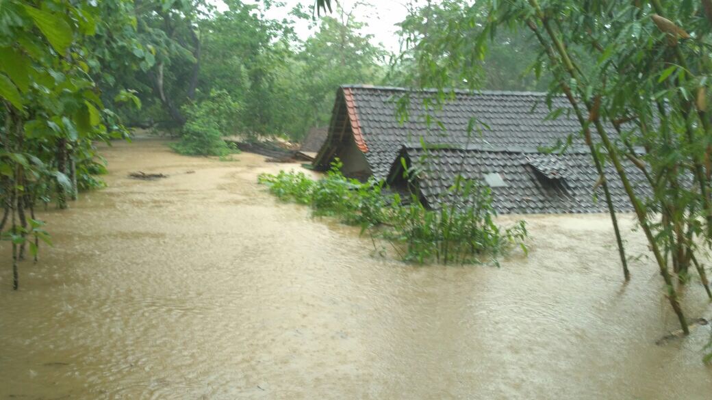 Rumah terendam Banjir Pacitan. Foto : BNPB