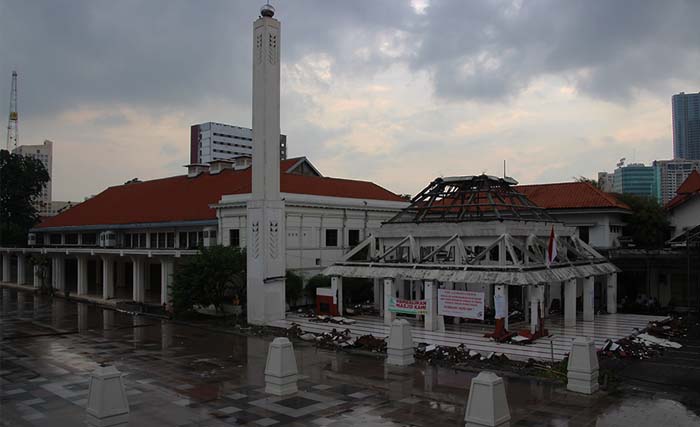 Masjid Assakinah di komplek Balai Pemuda sudah dihancurkan. Di belakang masjid ada ruang sempit untuk kantor DKS dan BMS. Semuanya akan dibongkar, untuk pembangunan gedung baru DPRD Surabaya. (foto: m. anis)
