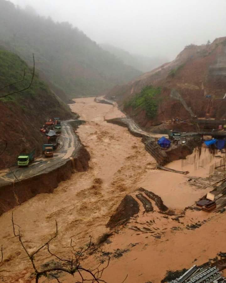 Banjir bandang melanda Kab, Pacitan, Selasa, 28 November 2017. (Foto: netizen)