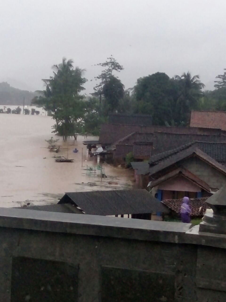 Banjir bandang yang terjang Pacitan. (Foto: Ist)