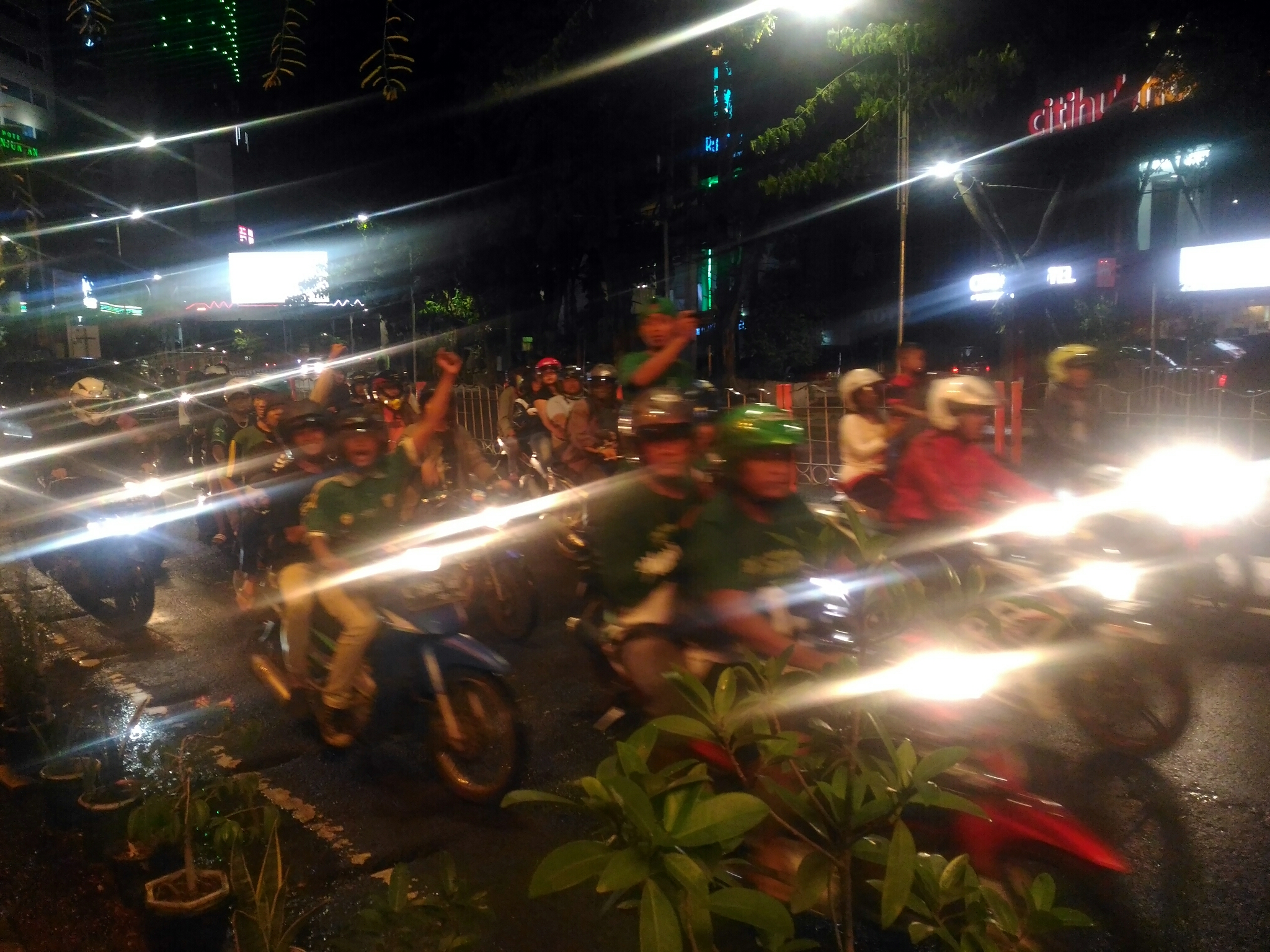 Rombongan konvoi  bonekmania saat melintasi Jalan Pemuda, Surabaya, malam ini. foto:ngopibareng.id/tom   