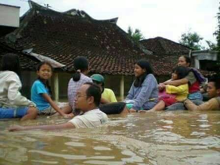 Proses evakuasi warga Pacitan, Selasa, 28 November 2017. (Foto: ist)
